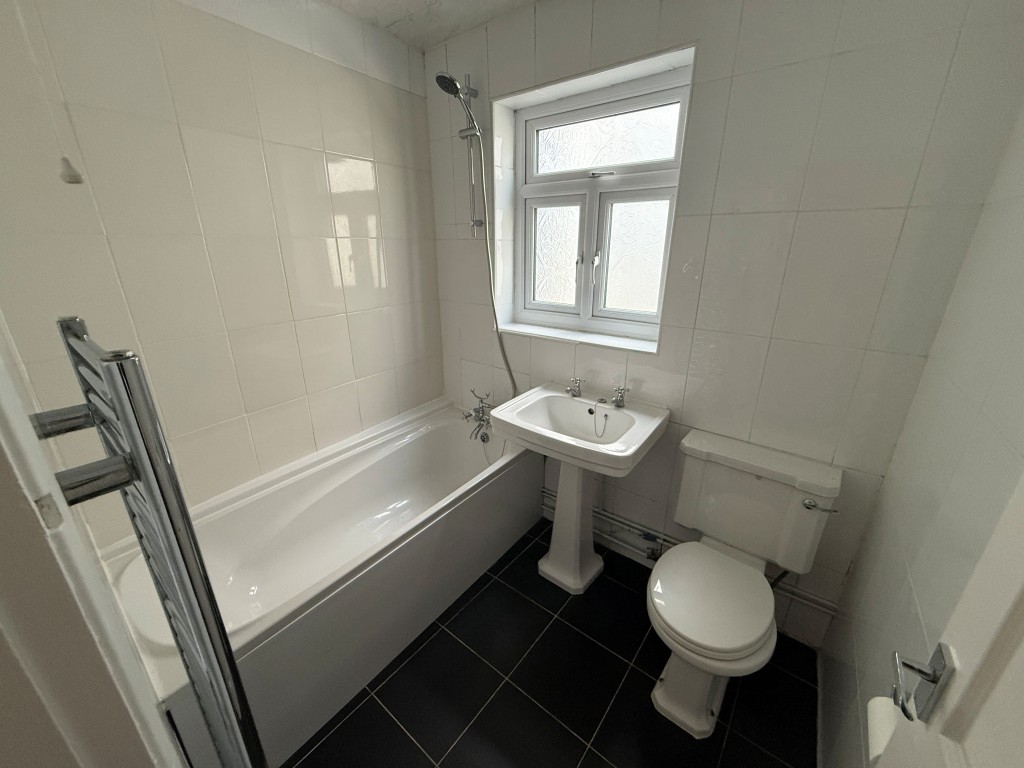 Lot: 50 - WELL-PRESENTED FLAT - Bathroom